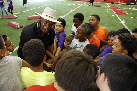 Bobby Hosea talking to kids in Grand Prairie, TX